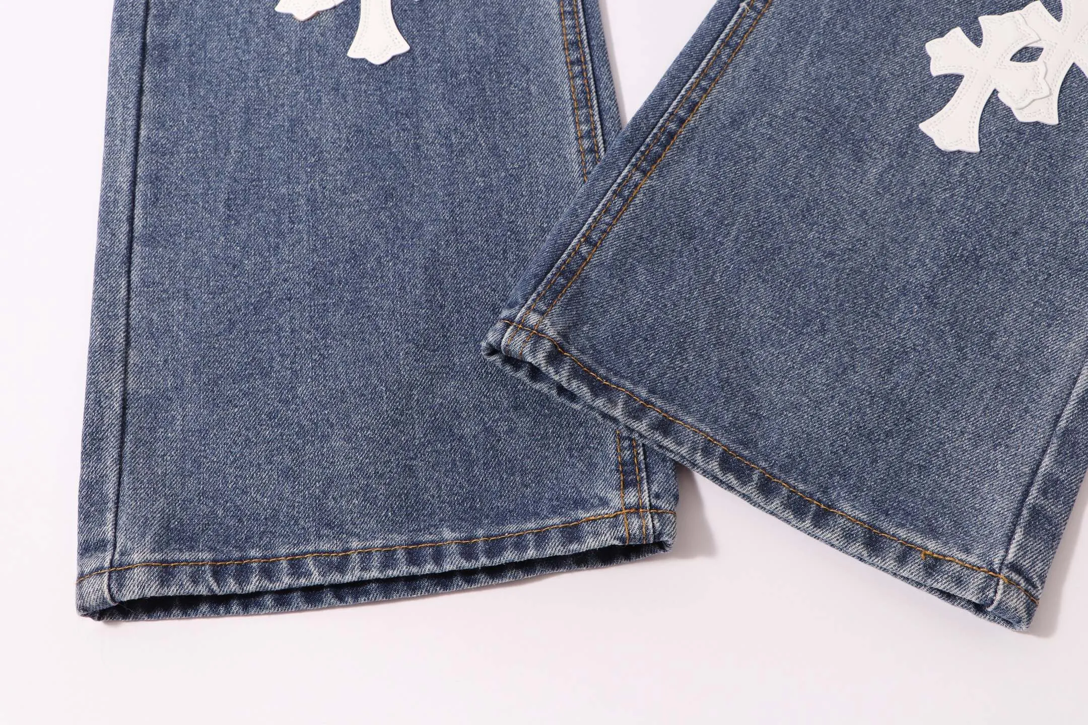 P220 Style number: H23 Croxin & 𝐂𝐡𝐫𝐨𝐦𝐞 𝐇𝐞𝐚𝐫𝐭 ss25 blue trousers, white leather, bootcut button jeans, styles with different wash textures, very friendly to people with thin legs, and the bootcut style perfectly modifies the leg shape The timeless and moderate length makes it easy to match and match. It is the basis for various styles and is a must-have in your wardrobe! The fabric is stiff but also makes the upper body soft without losing texture. The washing process is even more perfect. It is a must-have item for everyone! ! ! Washed wheat, hang tag, pants label, three labels complete Color: blue Size: 28-30-32-34-36